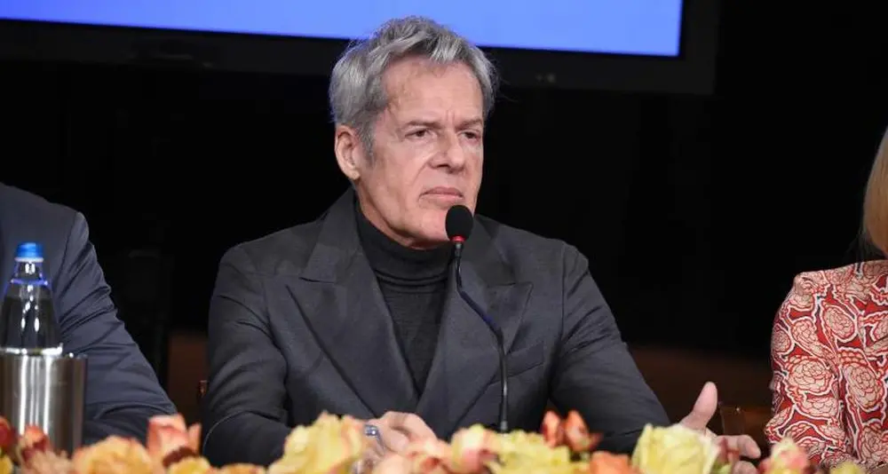 Baglioni ironizza sulle penne nere. Poi le scuse intonando il canto degli alpini
