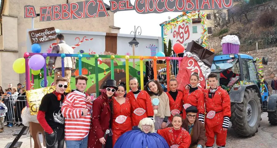 Al Carneval d’Albian cibo, maschere e carri a volontà