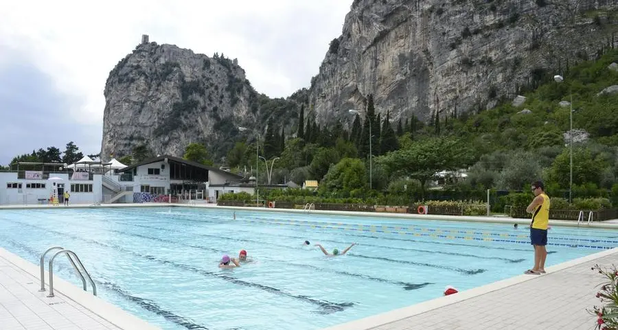 Piscina di Prabi, riapre il bar