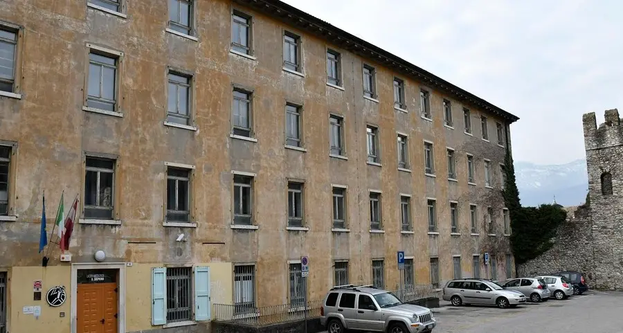 Rovereto, coma etilico davanti alla scuola