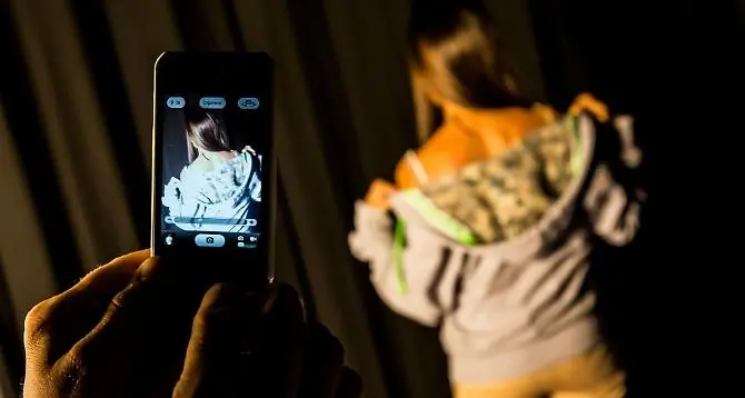 Ricatta una quattordicenne: \"Le tue foto sexy sul web\"