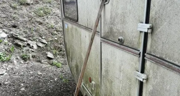 \"Noi, lavoratori costretti a dormire per terra, al freddo e fra i nidi di vespe\"