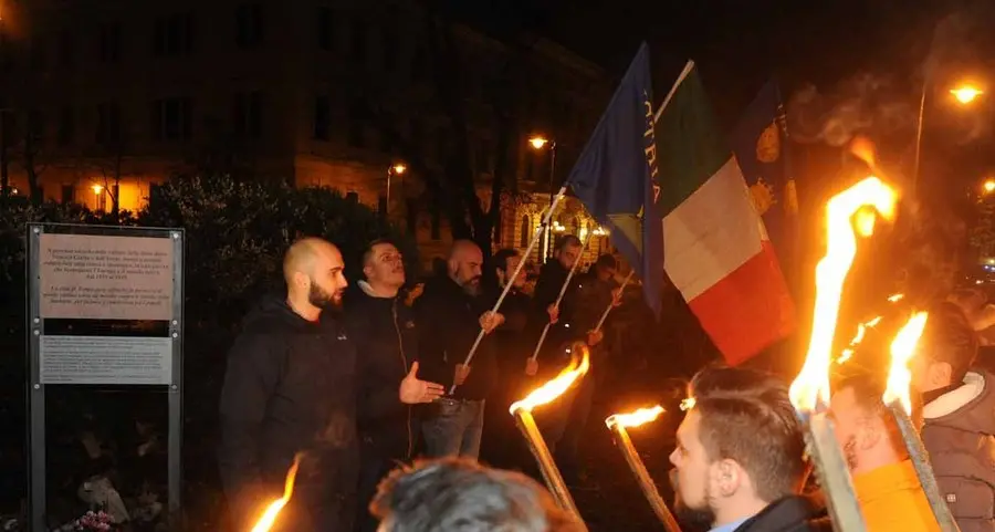 CasaPound ricorda i martiri delle foibe, tensione con gli anarchici