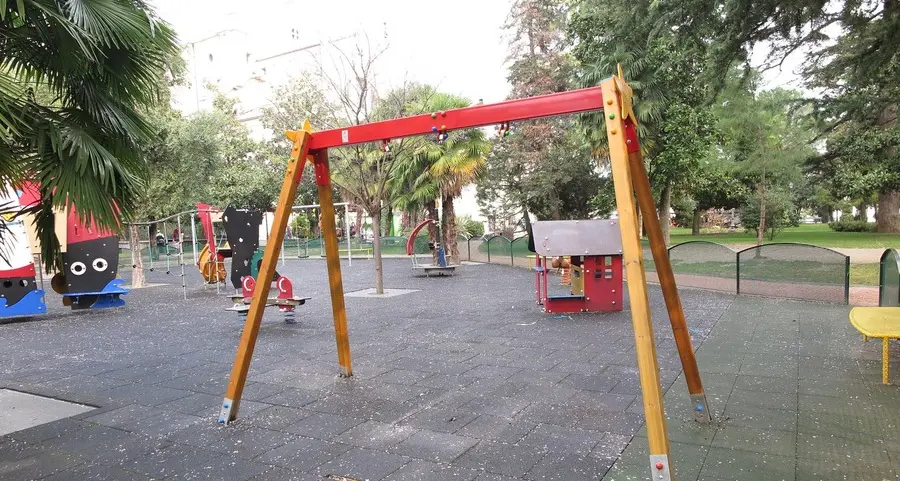 Arco, l’altalena inclusiva spesso in balia di maleducati