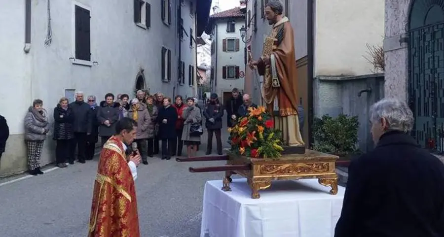 La processione nelle vie del paese