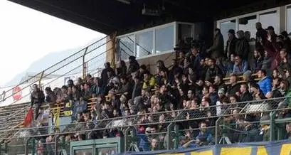 Scontri tra tifosi davanti al Briamasco: caos ma nessun ferito