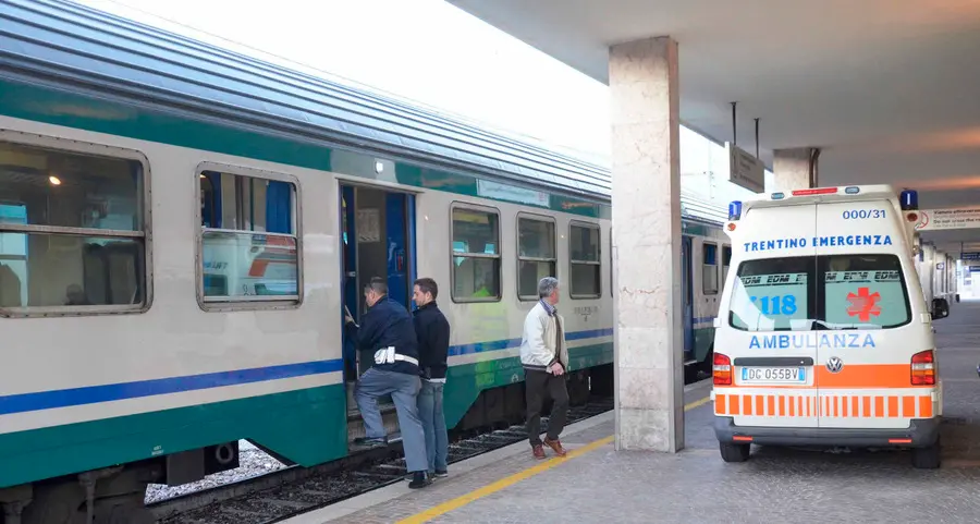 Malore in stazione, si prende gli insulti