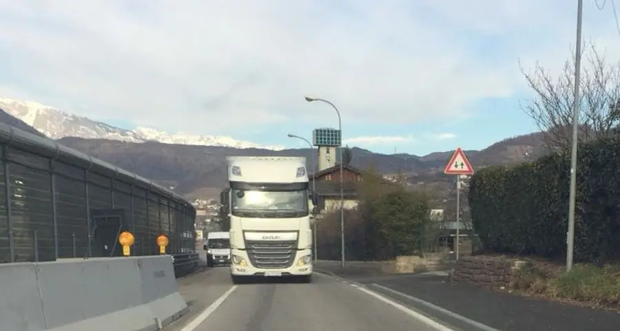 Camion contromano sulla strada provinciale del Ciré