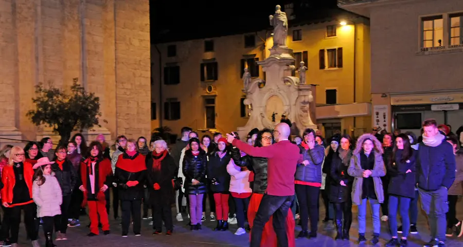 Violenza sulle donne, flash mob in piazza