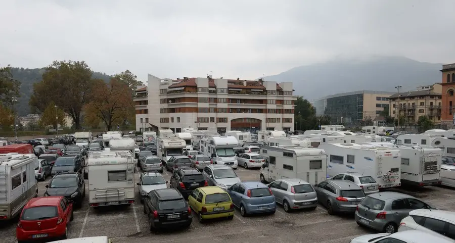 «Sosta selvaggia di camper nel piazzale Sanseverino»