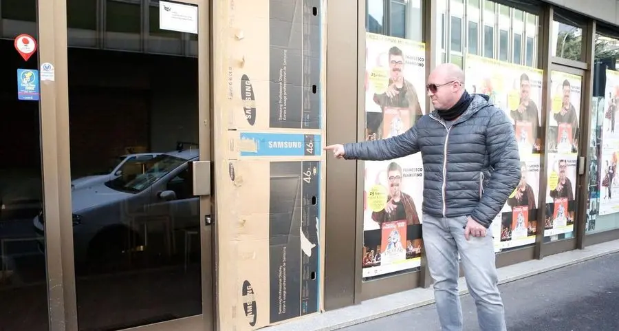 Sfondano la vetrina di un bar per un bottino da 20 euro