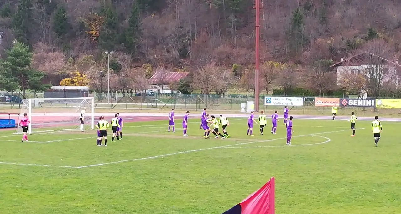 Batte la testa durante l'incontro di calcio, fuori pericolo