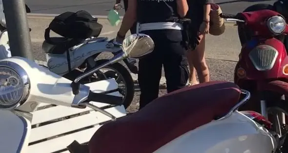 Minorenne in moto fugge all'alt: multa da 5 mila euro al padre