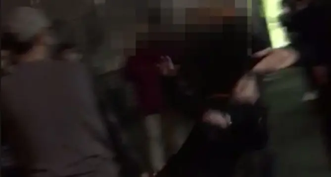 Pugno in faccia, ko dopo la disco. Un video mostra l'aggressione
