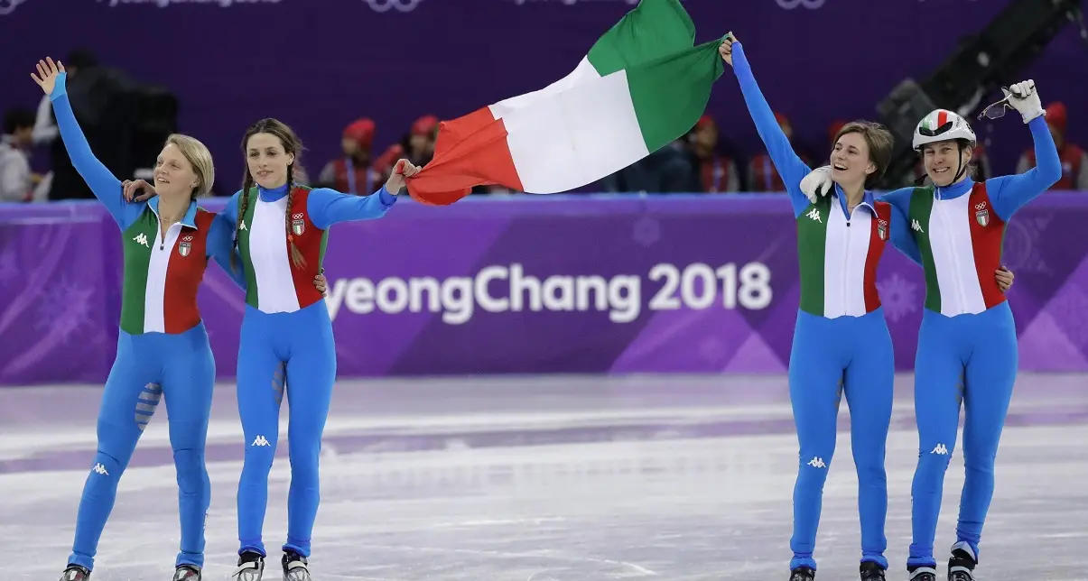La trentina Cecilia Maffei d'argento con la staffetta azzurra di short track