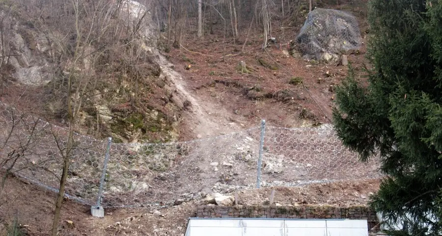 Si mette in sicurezza la scarpata alle spalle dell’acquedotto