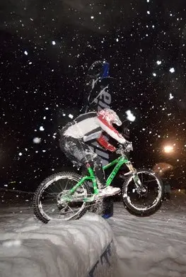Sulla pista Valena spettacolare sfida fra ciclisti-acrobati