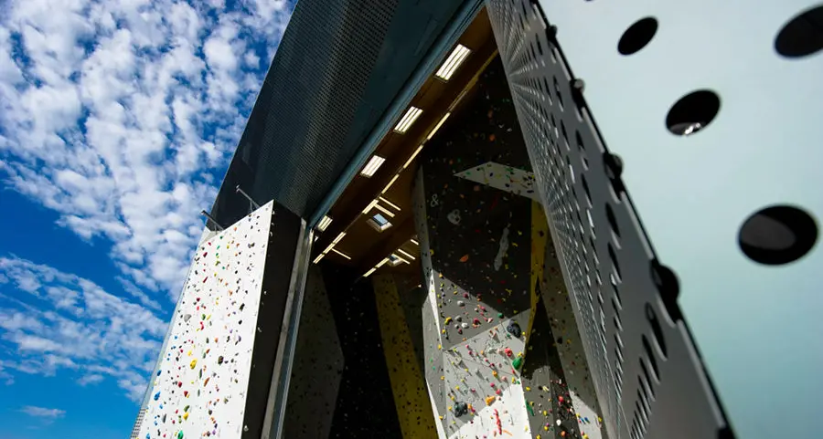 Cade dal \"Salewa Cube\", volo di dieci metri