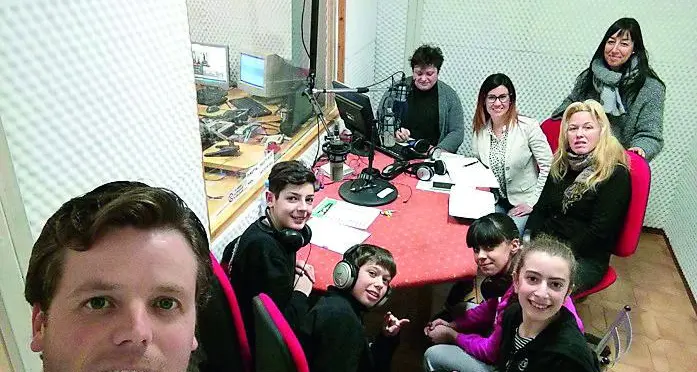 Gli alunni delle “Clesio” a Radio Anaunia