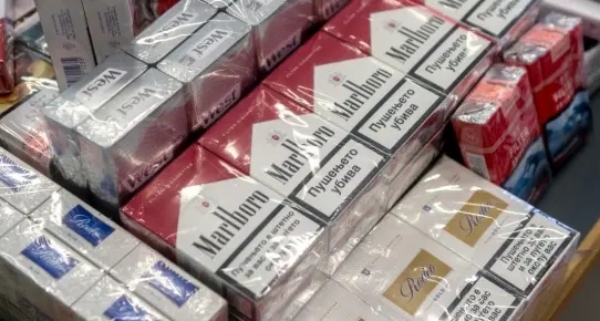 Cerca di rubare una stecca di sigarette e poi la paga