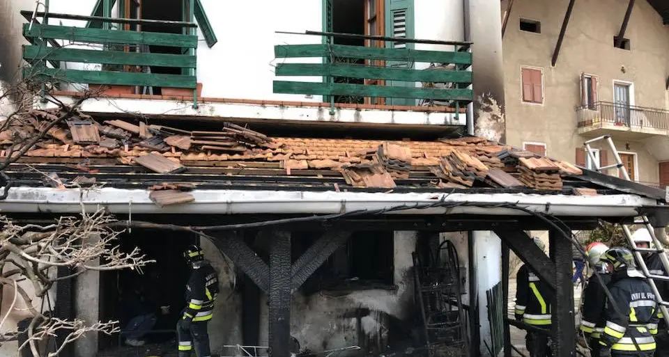 Appartamento in fiamme a Denno, due donne all'ospedale