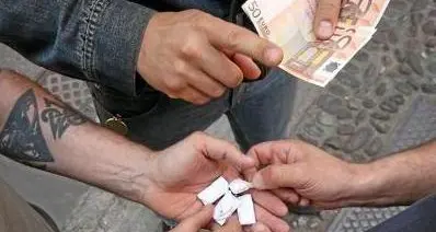Droga, faceva spacciare anche il figlio