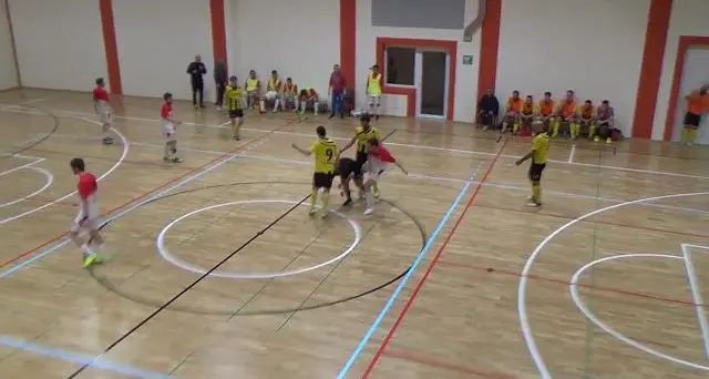 \"Stese\" l'arbitro, calciatore risarcisce