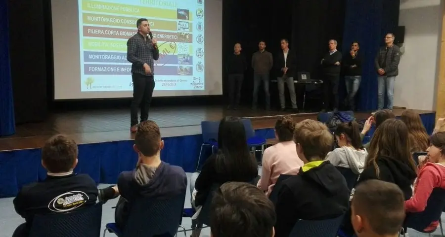 Cinque sindaci a scuola con l’auto elettrica