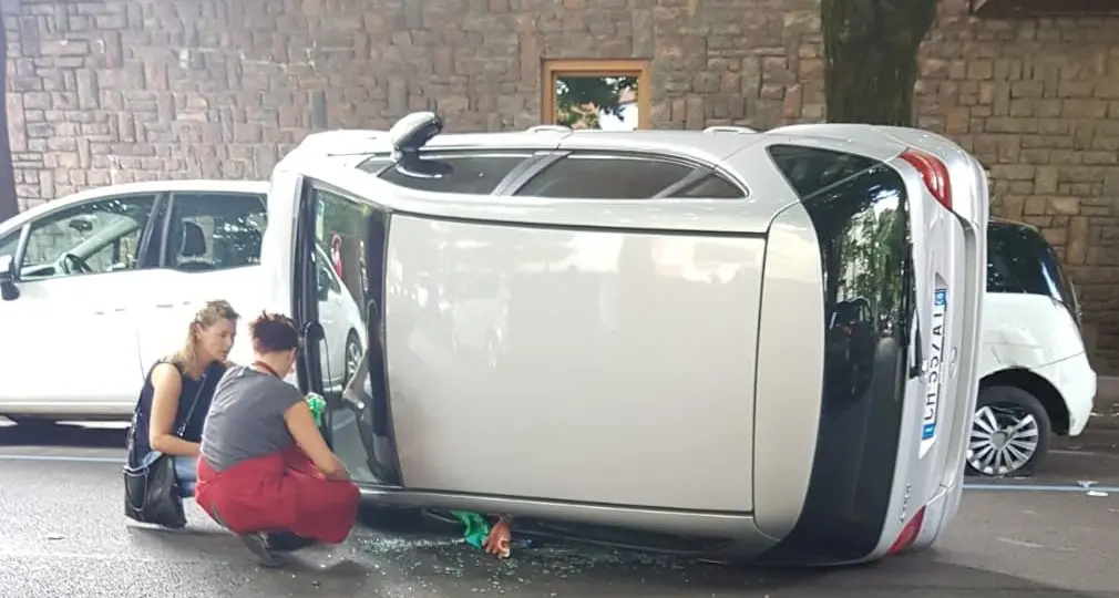 Merano, perde il controllo dell'auto che finisce su un fianco