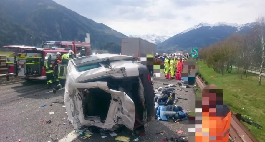 Spaventoso tamponamento in A22, diciassette feriti