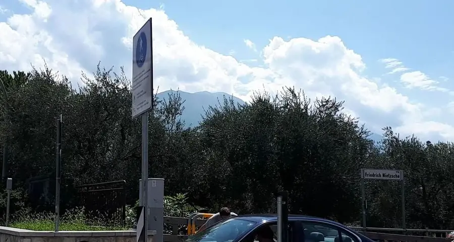 I due turisti intrappolati, salvati dal «genio italiano»