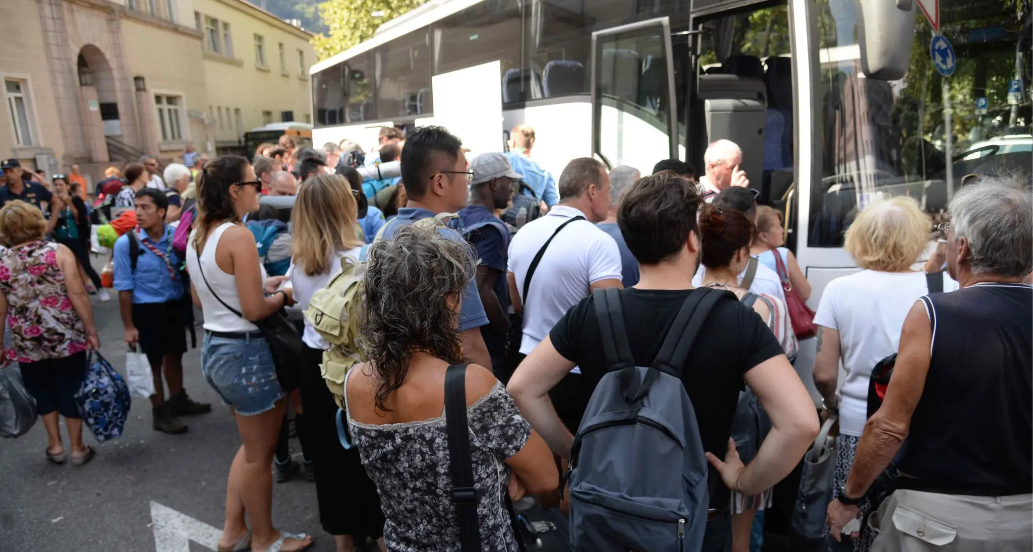 Ferrovia del Brennero, niente treni per i lavori, a Bolzano scatta l'assalto ai bus
