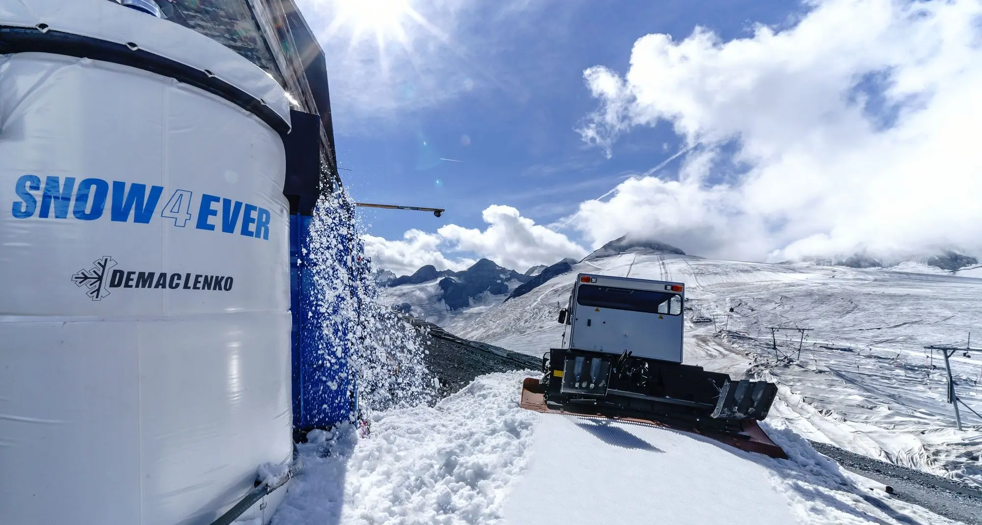Stelvio, neve anche a Ferragosto grazie alla macchina che \"crea\" i fiocchi