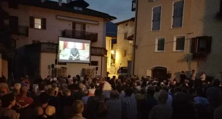Folla in piazza per la storia di Curon e Resia