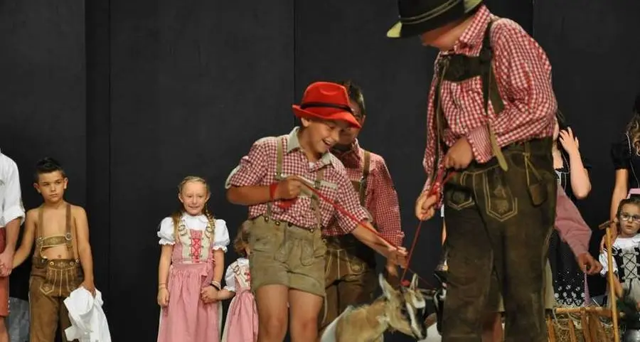In passerella modelle, bimbi, ragazzi e qualche animale