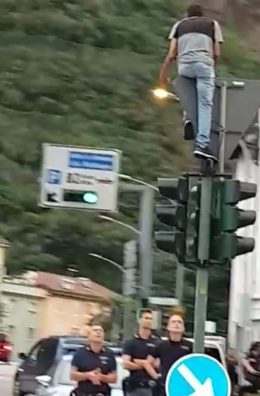 Bolzano: uomo sul semaforo, Piazza Verdi resta «bloccata»