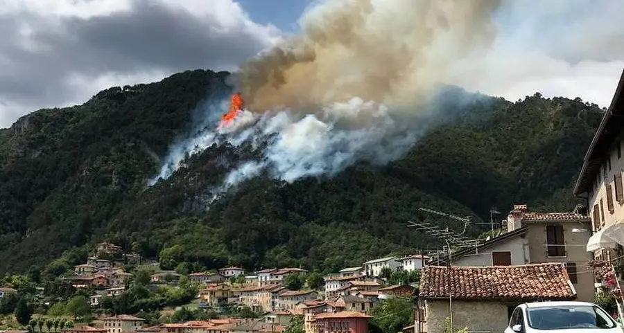 Vasto incendio boschivo a Vesio