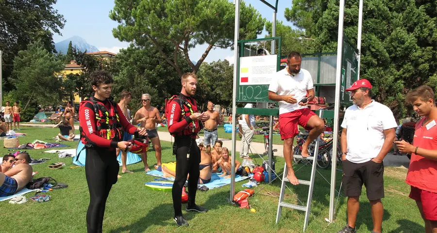 «Bimbo scomparso in acqua»