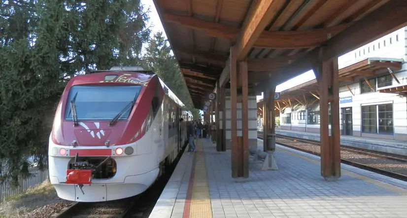 Danni in stazione e molestie: scatta il Daspo