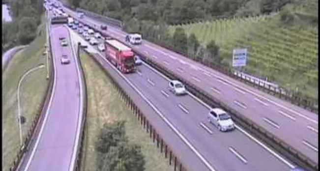 Traffico estivo, rallentamenti e code sull'A22