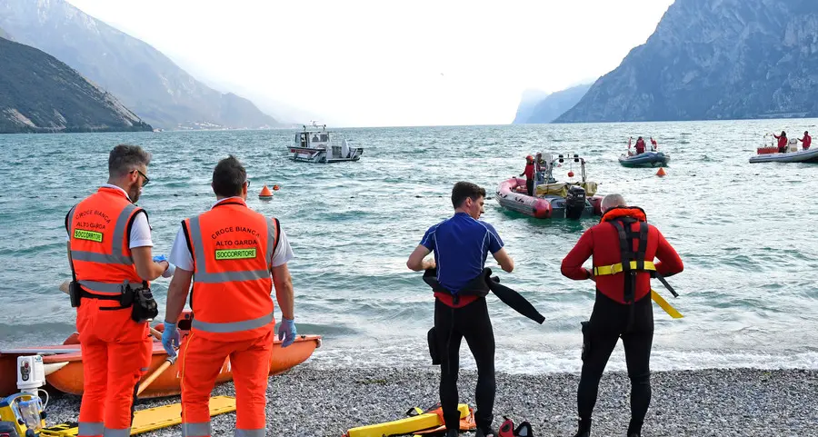 Allarme a Torbole per un’apneista: «Non è più riemerso dall’acqua»