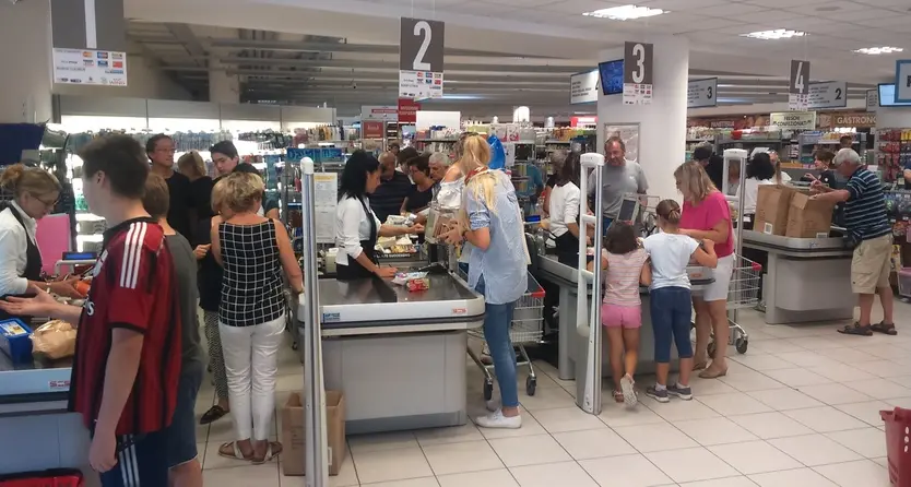 Folla e parata di autorità per la riapertura della Coop