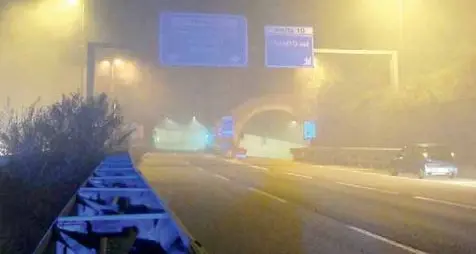 Esplode l'auto, muore carbonizzato