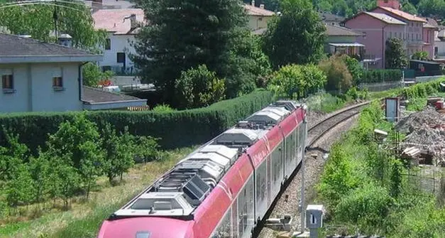 Paura sulla Valsugana, sasso lanciato contro il treno: si spacca il parabrezza della motrice