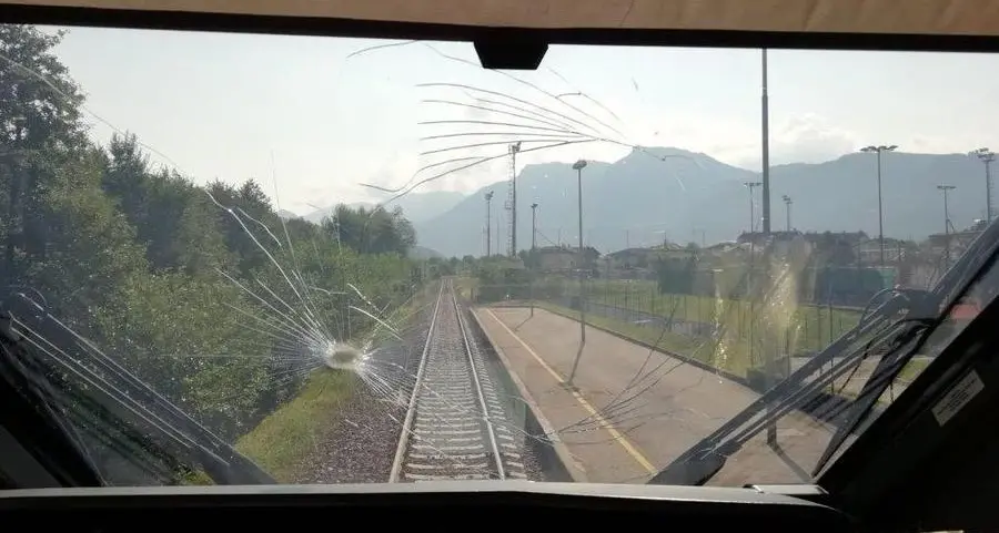 Valsugana, sassi contro un treno in corsa