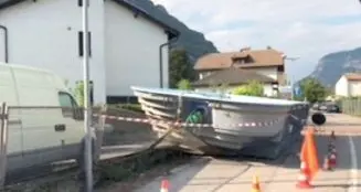 Egna, tromba d’aria scaraventa la piscina sulla strada