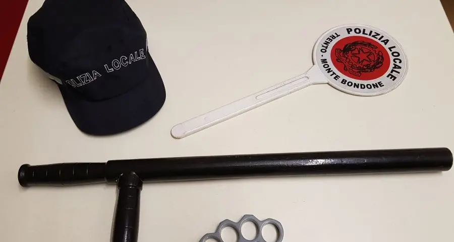 Aveva un manganello e un tirapugni in cabina, denunciato autista di autocarro