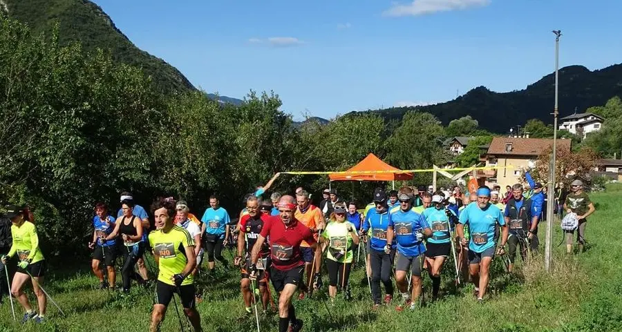 Una camminata a passo di nordic walking