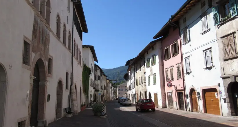 Un piano del Comune per rinfrescare via Maier