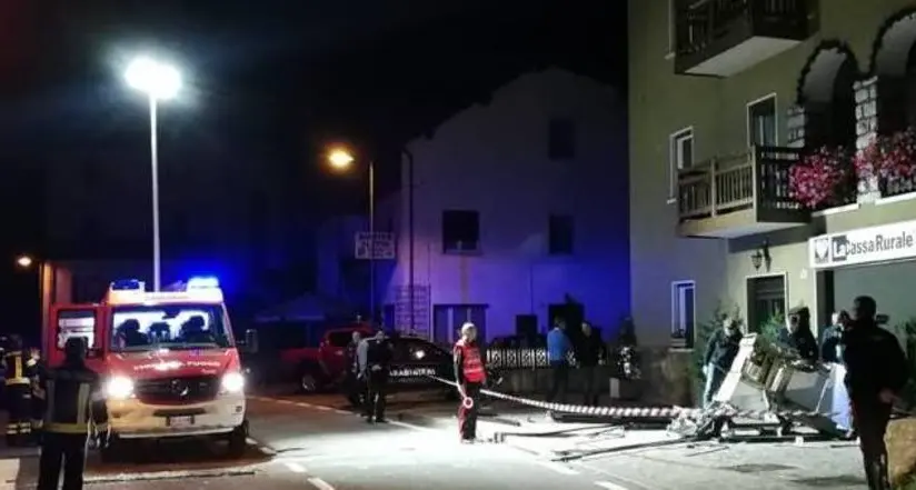 Esplosione nella notte per l’assalto al bancomat
